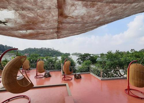 FIFTH SEASON RETREAT