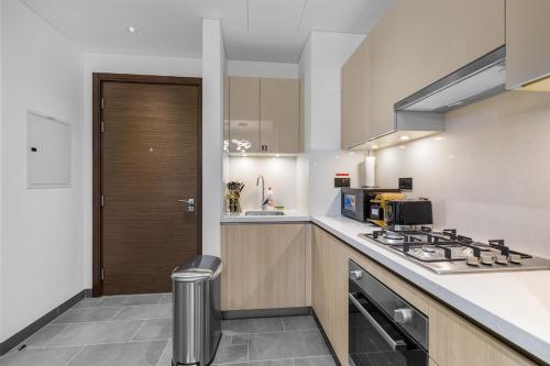 Chic Urban Escape Sobha Crest 1BR with Private Balcony, Dubái (foto 2)