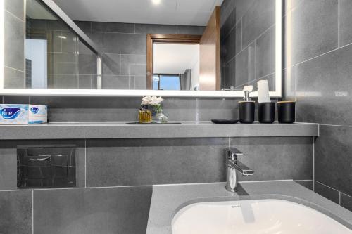Chic Urban Escape Sobha Crest 1BR with Private Balcony, Dubái (foto 4)