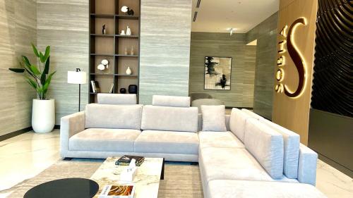 Chic Urban Escape Sobha Crest 1BR with Private Balcony, Dubái (foto 5)