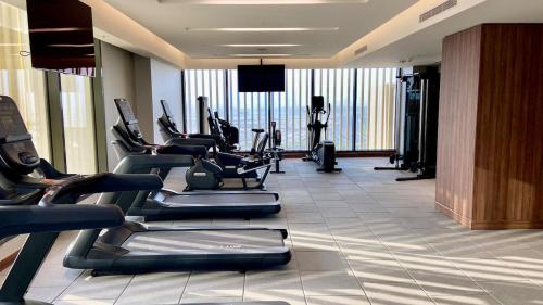 Chic Urban Escape Sobha Crest 1BR with Private Balcony, Dubái (foto 7)