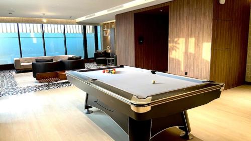 Chic Urban Escape Sobha Crest 1BR with Private Balcony, Dubái (foto 8)