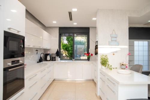 Cocina, Chill Villa - וילה מהממת עם בריכה פרטית מחוממת in Ashkelon