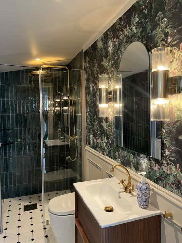 ห้องน้ำ, Stryn - house by the river in สตริน