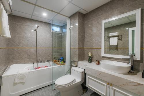 room detail thumbnail 2