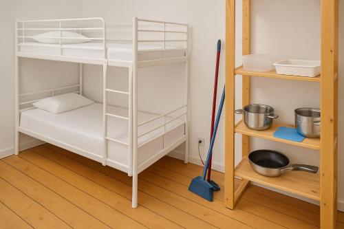 Bett im Durchgangszimmer in Essen, Deutschland