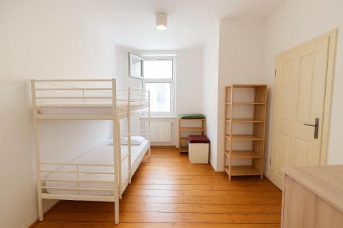 Bett im Durchgangszimmer in Essen, Deutschland