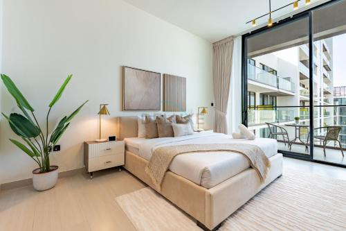 Near Gadaf Community Park, Few Minutes Walk to Circle Mall, Short Drive to Dubai Miracle Garden and Butterfly Garden - Binghatti Amber, JVC by Deluxe Holiday Homes, Dubái