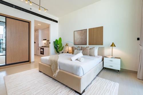 Near Gadaf Community Park, Few Minutes Walk to Circle Mall, Short Drive to Dubai Miracle Garden and Butterfly Garden - Binghatti Amber, JVC by Deluxe Holiday Homes, Dubai (foto 5)
