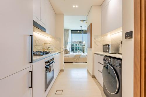 Near Gadaf Community Park, Few Minutes Walk to Circle Mall, Short Drive to Dubai Miracle Garden and Butterfly Garden - Binghatti Amber, JVC by Deluxe Holiday Homes, Dubai (foto 9)