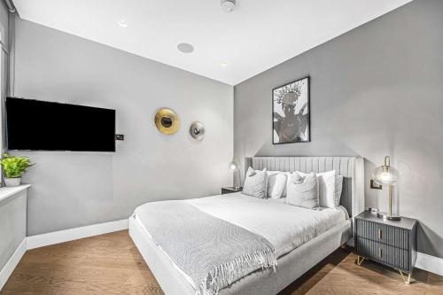 Refined 2-Bed Soho Apartment with AC - Sleeps 6, Londyn (zdjęcie 7)