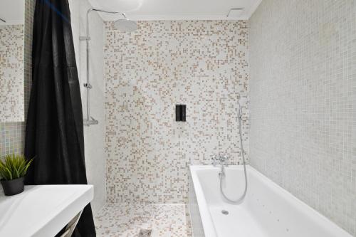 Arc de Triomphe Luxurious 3 Bedroom with NetFlix - image 14