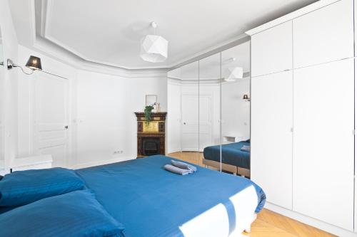 Arc de Triomphe Luxurious 3 Bedroom with NetFlix - image 7