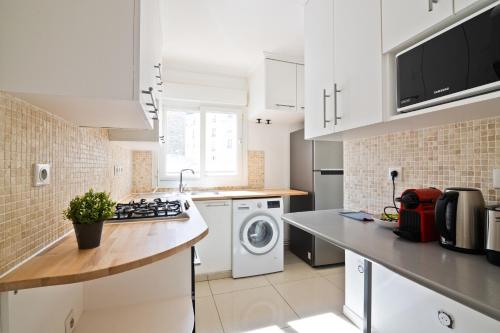 Arc de Triomphe Luxurious 3 Bedroom with NetFlix - image 6