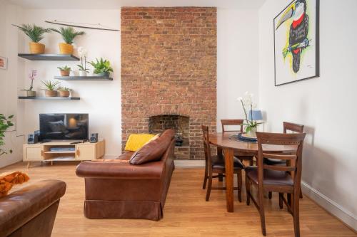 Elegant 2BD Flat Near Hampstead Heath - image 12