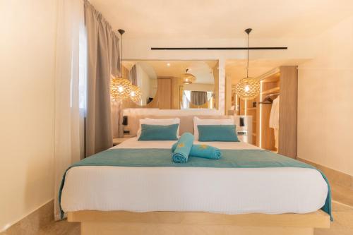1 queen bed, 2 sofa beds