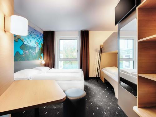 1 queen bed, 2 bunk beds