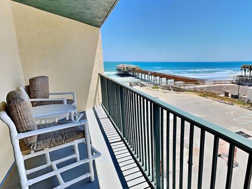 Sunglow Resort 305, 1 Bedroom, Sleeps 4, Ocean View, Heated Pool, WiFi in Daytona Beach, USA