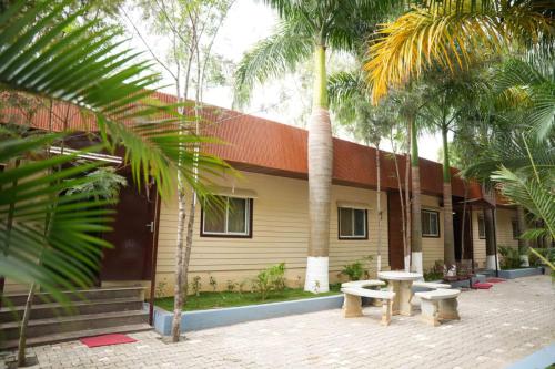 Golden Farms Resort in Nanjapura