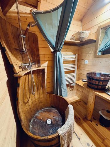 Shower, La Cabane a l'Oree des Bornes in Thorens-Glieres