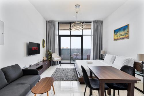 Modern Studio with City Views Near Miracle Garden, Дубай