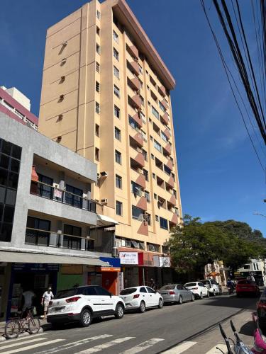 Apartamento a 350 m das praias de Areia Preta e das Castanheiras com dois quartos e duas varandas TV Wi-Fi dois elevadores sol da manhã garagem cozinha completa com airfryer micro-ondas sanduicheira e chaleira elétrica próximo a bancos mercados restaurant