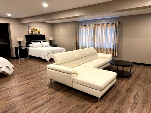 Four Seasons Inn - image 13