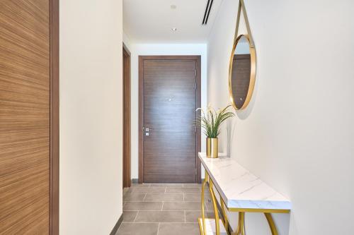 STAY BY LATINEM Luxury 1BR Holiday Home CB 3113 Near Burj Khalifa, Dubai (foto 4)