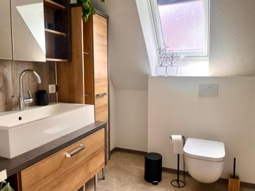 Moderne Ferienwohnung mit Balkon & WLAN - zentral in Bad Wünnenberg, Deutschland