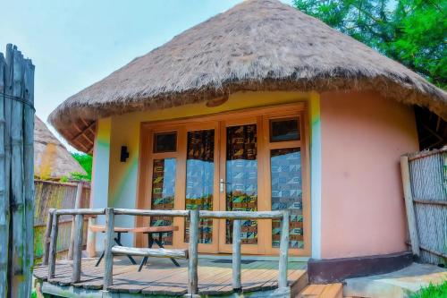 Pohled zvenku, Muhazi Flowers Beach & Resorts in Est