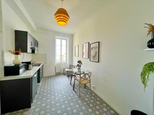 Suite Barrie - studio 2 personnes - Check in H24 & wifi — other in 34 Rue de Fontanières, Villeurbanne France, 69100