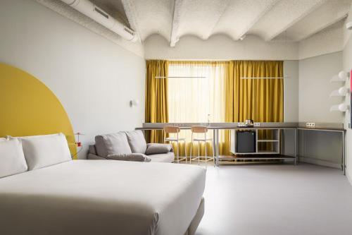 room detail thumbnail 1