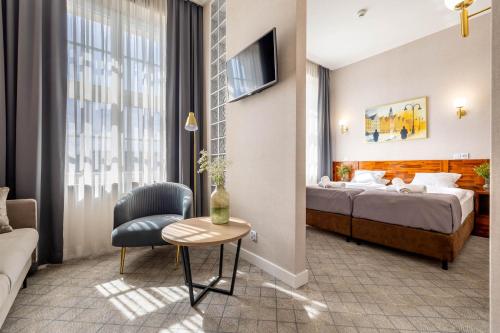 2 twin beds, 1 sofa bed