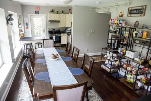 Køkken, 1878 RiverRun - Self-Serve Breakfast, Self Check-in, WiFi, Trail and River access-No Staff On-Site in Hancock (MD)