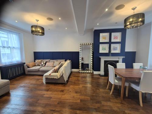 Bright 4 double bedroom victorian house