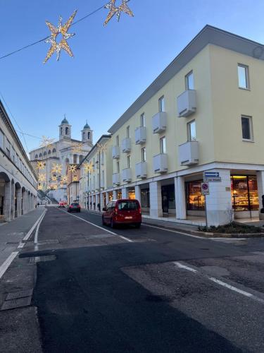 In the heart of the historic center in สกีโอ