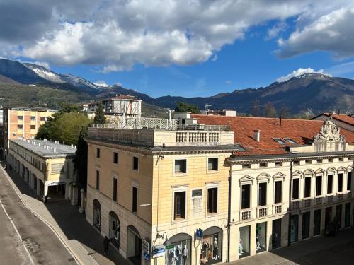 In the heart of the historic center in สกีโอ