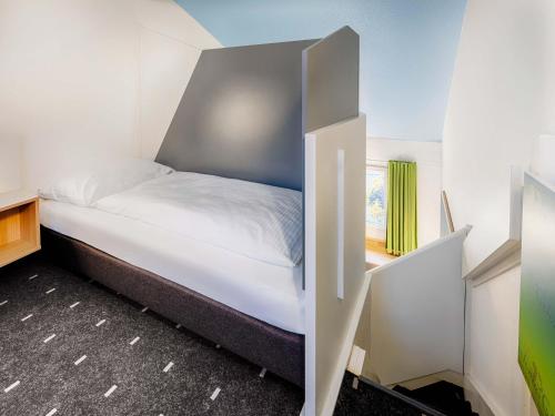 1 queen bed, 2 twin beds