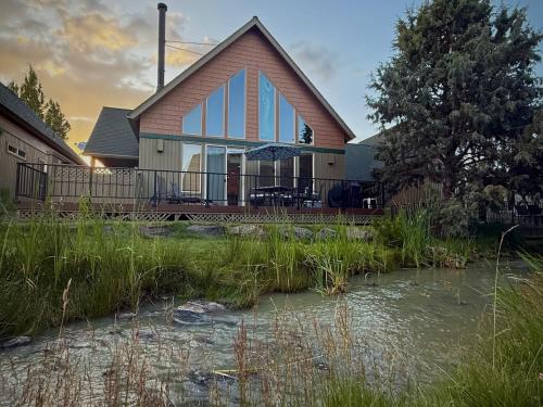 Creekside Chalet With Private Hot Tub