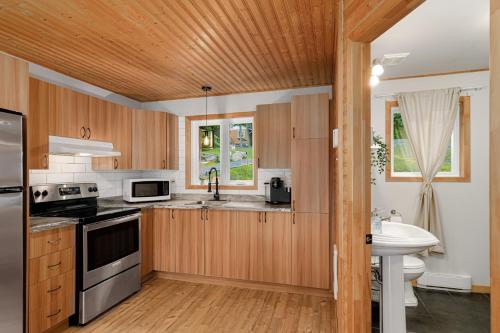 Chalet au bord du lac Bécaud -spa - paddle - foyer (Chalet au bord du lac Becaud -spa - paddle - foyer) in Domaine-Breton (QC)