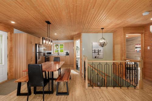 Chalet au bord du lac Bécaud -spa - paddle - foyer (Chalet au bord du lac Becaud -spa - paddle - foyer) in Domaine-Breton (QC)