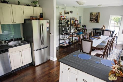 1878 RiverRun - Self-Serve Breakfast, Self Check-in, WiFi, Trail and River access-No Staff On-Site in Hancock (MD)