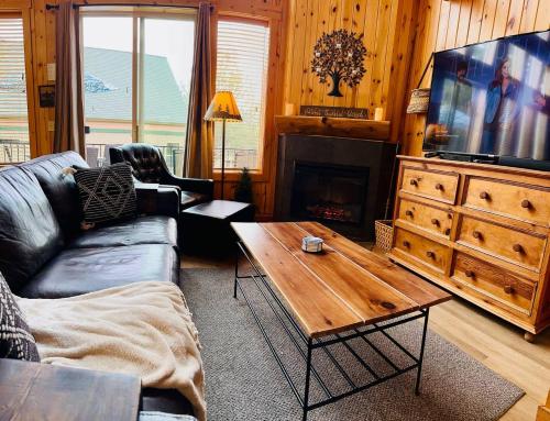 Creekside Chalet with private hot tub - image 4