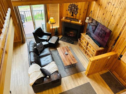 Creekside Chalet with private hot tub - image 10