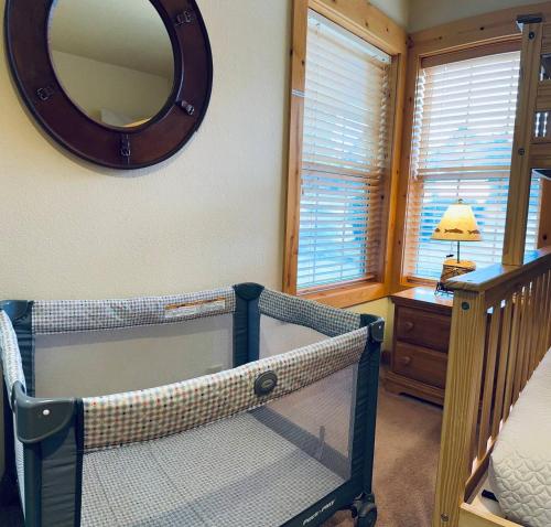 Creekside Chalet with private hot tub - image 6