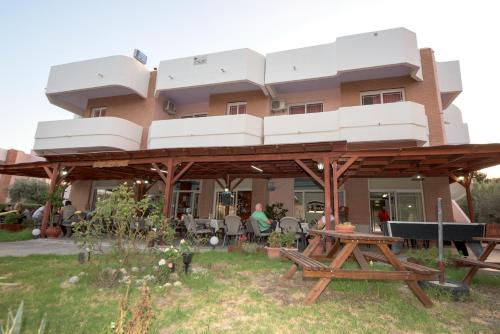  Old Windmill Studios, Pension in Faliraki