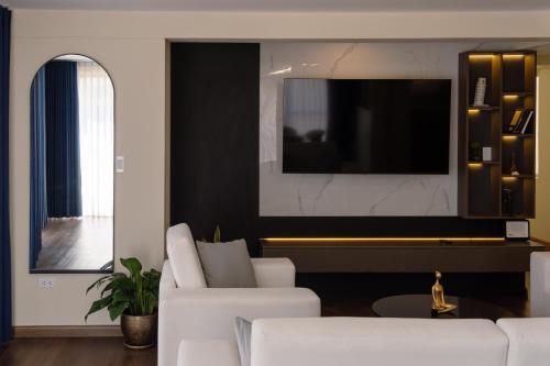 Exclusive Modern Apartment near the Airport - image 5
