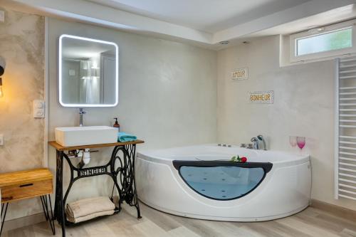 Hot tub, L'Escapade Enchantee - Spa, Cheminee et Cinema in Conches-en-Ouche