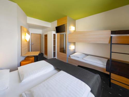 1 queen bed, 1 bunk bed