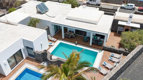 Elegant Villa near Playa Blanca, private pool, garden.
